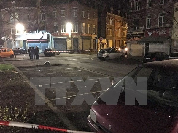 Cảnh sát phong tỏa hiện trường vụ xả súng ở gần ga Porte d'Arras tối 24/3. (Nguồn: Mirror.co.uk/TTXVN)