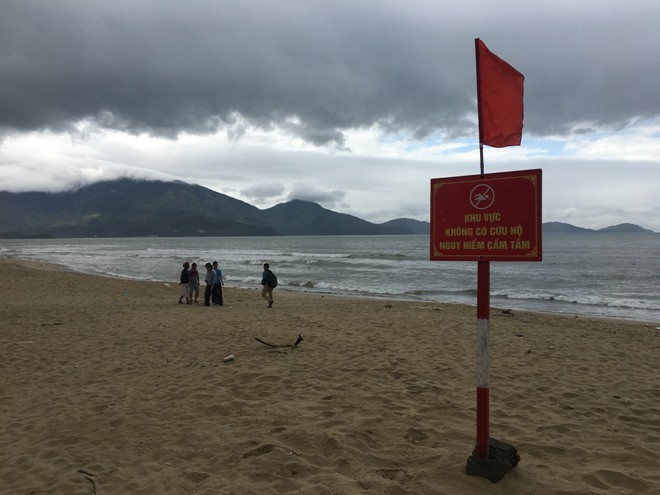 Bãi biển nơi xảy ra vụ việc đã được cắm bảng cảnh giác “Khu vực không có cứu hộ - Nguy hiểm cấm tắm”. Ảnh: Thanh Trần.
