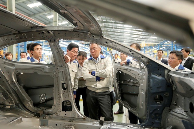 Phó Chủ tịch Euisun Chung thăm quan dây chuyền lắp ráp tại Nhà máy Hyundai Thành Công Ninh Bình