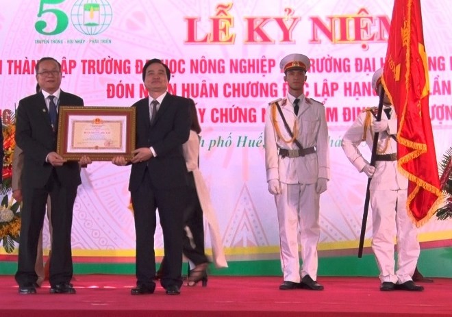 Bộ trưởng Phùng Xuân Nhạ thừa ủy quyền của Chủ tịch nước trao Huân chương Độc lập hạng Nhất (lần hai) cho tập thể Đại học Nông lâm Huế.