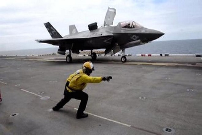 Máy bay chiến đấu của Mỹ xuất kích trong 1 cuộc tập trận. (Nguồn: CNBC.com)
