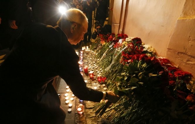 Tổng thống Nga Vladimir Putin đặt hoa tưởng niệm các nạn nhân ở St. Petersburg - Ảnh: Reuters