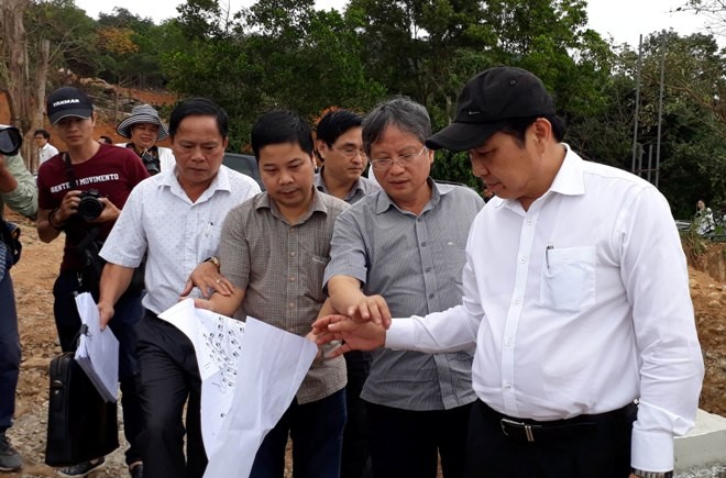Ông Huỳnh Đức Thơ, Chủ tịch UBND TP Đà Nẵng (bìa phải) kiểm tra hiện trường 40 nền móng biệt thự trái phép tại bán đảo Sơn Trà vào chiều ngày 19/3. Ảnh N.T