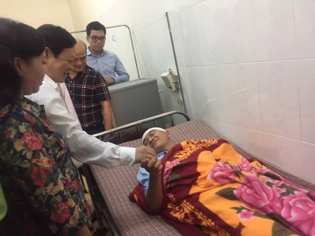 Bộ trưởng Bộ Y tế thăm bác sĩ bị hành hung