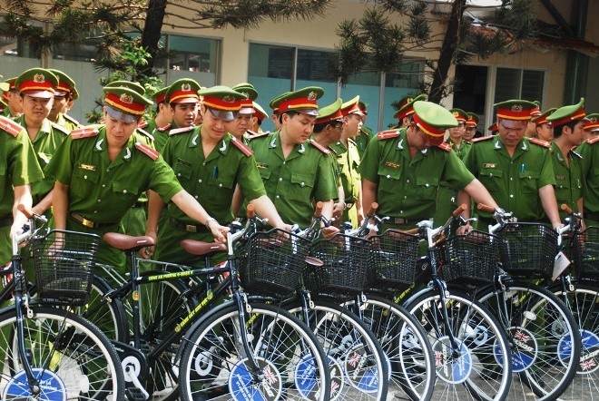 Cảnh sát khu vực ở TPHCM tuần tra bằng xe đạp. Việc sử dụng xe đạp tại TPHCM còn hạn chế do một số bất tiện và định kiến.
