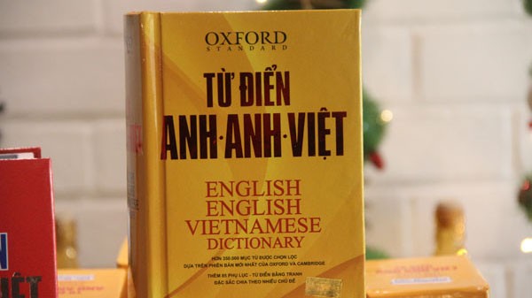 Cuốn từ điển Anh Anh Việt sắp được khoác “áo mới”. Ảnh: Phạm Thịnh