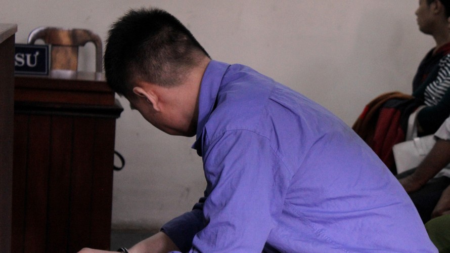 Vung dao sát hại người nghi tố công an và không mua dùm ma túy, Nguyễn Tuấn Linh hầu tòa sáng nay 18/1. Ảnh: Tân Châu.