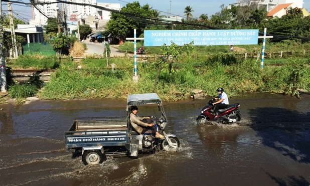 Tuyến đường Linh Đông song song với đường Phạm Văn Đồng (quận Thủ Đức, TPHCM) những ngày qua ngập trong nước dù đang mùa khô.