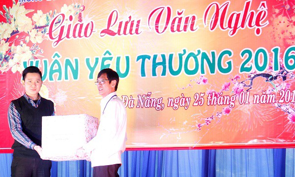 Đại diện Thành Đoàn Đà Nẵng trao tặng quà Tết cho lãnh đạo Trung tâm Giáo dục dạy nghề 05 – 06. Ảnh: Thanh Trần.