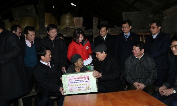 Phó Thủ tướng Nguyễn Xuân Phúc trao quà cho người dân Sa Pa. Ảnh: Lê Sơn