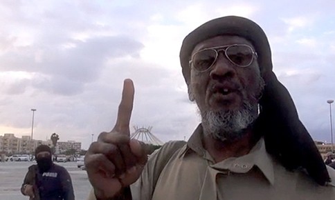 Một người ủng hộ IS, được tin là gốc Sudan, ca ngợi vụ xử tử của nhóm phiến quân tại thành phố Sirte, Libya. Ảnh: Telegraph