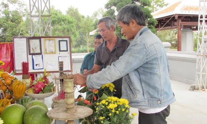 Ông Hồ Công Cừ, 61 tuổi (quê Quế Sơn, Quảng Nam) cùng hai người bạn cùng quê ra à Nẵng khám bệnh, tranh thủ giờ nghỉ trưa rủ nhau bắt xe ôm đi viếng mộ ông Thanh.