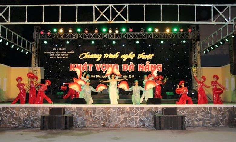 Đêm nhạc do các nghệ sỹ Đoàn ca múa nhạc thành phố biểu diễn với các ca khúc về Đà Nẵng, về ông Nguyễn Bá Thanh. Ảnh: Đào Phan