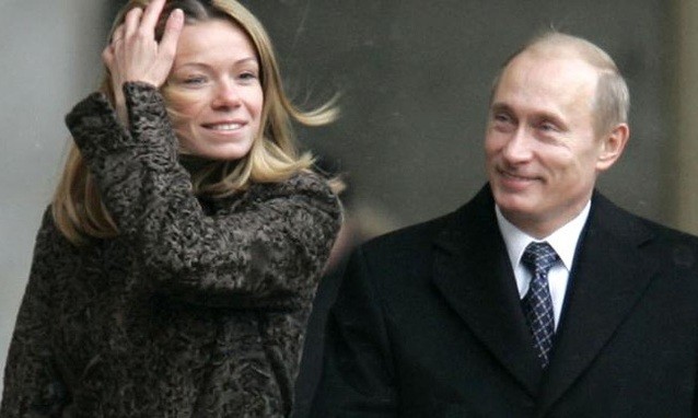 Tổng thống Nga Putin và một phụ nữ được tin là con gái lớn của ông, Maria (Ảnh: News.com.au)