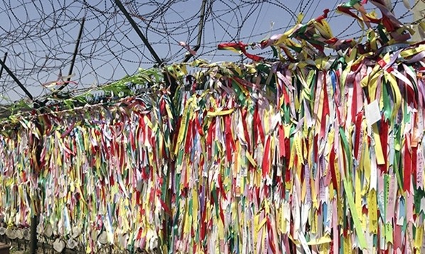 Những lời nguyện cầu hòa bình, thống nhất, của người dân Hàn Quốc và du khách trên thế giới được treo dọc theo hàng rào dây thép gai này.