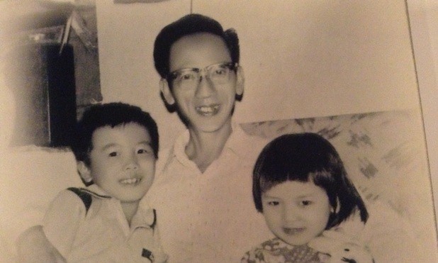 GS Ngô Bảo Châu lúc nhỏ (bên trái) và ông ngoại.