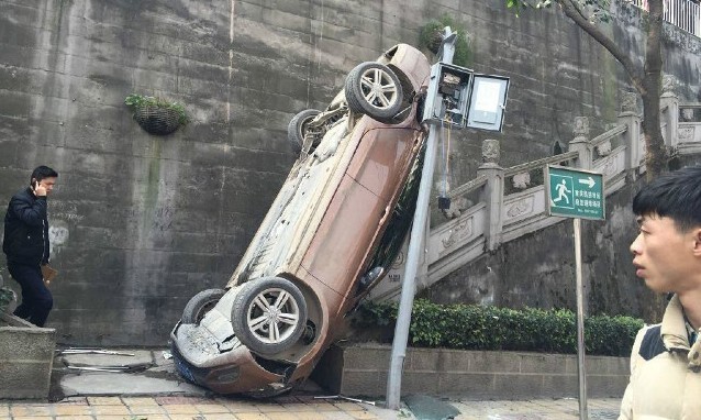 Ngày 18/2, người đi đường ở một sườn núi tại Trùng Khánh (Trung Quốc) bị phen hú hồn khi một chiếc xe Volkswagen đâm gãy đoạn rào chắn bằng sắt, lao từ độ cao 4m xuống và lật ngược ở chân cầu thang đi bộ.