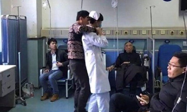 Bệnh nhân nam bất ngờ bắt y tá làm con tin.
