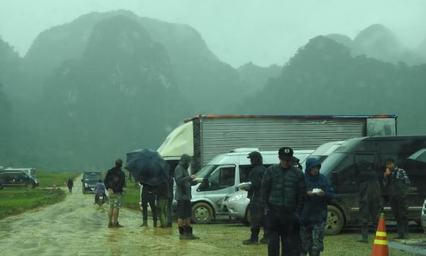 Lực lượng Công an Quảng Bình đã phải làm việc cật lực trọng điều kiện thời tiết mưa rét khắc nghiệt.