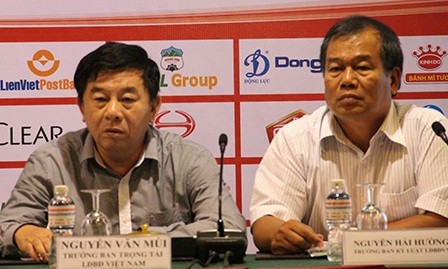 Trưởng Ban trọng tài VFF Nguyễn Văn Mùi (trái) khẳng định trọng tài Phùng Đình Dũng không làm sai trong trận HA Gia Lai - SHB Đà Nẵng (ảnh: Trọng Vũ)