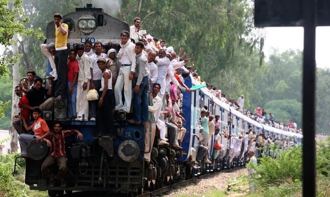 Ấn Độ có mạng lưới đường sắt lớn thứ hai trên thế giới. Điều đó đi cùng với thực tế là 23 triệu hành khách đi tàu hỏa một ngày, gây nên những cảnh tượng nguy hiểm đến khó tin trên đường ray. Tàu hỏa lâu đời nhất thế giới ở Ấn Độ xuất hiện từ năm 1855 nối 
