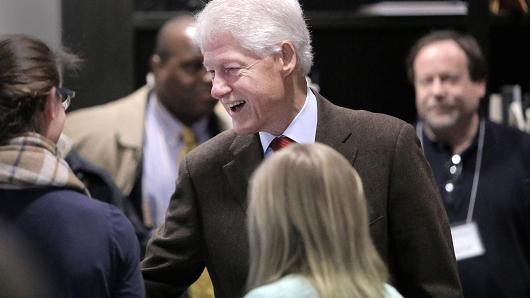 Cựu Tổng thống Bill Clinton bị cáo buộc vi phạm luật bầu cử.