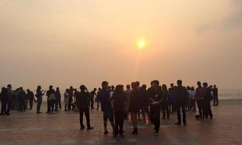 Nhiều bạn trẻ có mặt từ sáng sớm để quan sát nhật thực tại công viên Biển Đông, thành phố Đà Nẵng. Ảnh: CLB Thiên văn Đà Nẵng