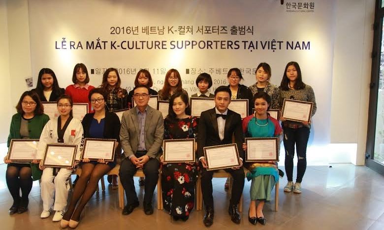 Ông Park Nark Jong, Giám đốc Trung tâm văn hóa Hàn Quốc tại Việt Nam ( giữa) và nhóm đại diện quảng bá văn hóa Hàn Quốc tại Việt Nam. Ảnh: KCC