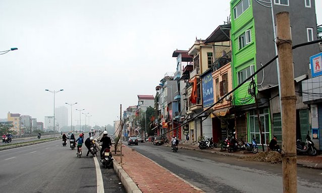 Cột điện bằng cọc tre trên đường nghìn tỷ ở Hà Nội