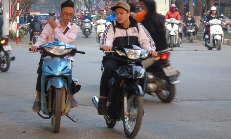 Hai học sinh điều khiển xe máy không đội mũ bảo hiểm theo quy định. 