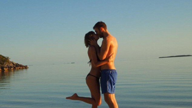 Mới đây, Taylor Swift khoe trên Instagram bức ảnh cô cùng Calvin Harris trao nhau nụ hôn nồng nàn trong kỳ nghỉ ở biển hồi cuối tuần vừa rồi.