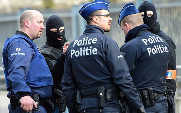 Cảnh sát Bỉ đứng tại vành đai an ninh quanh ga tàu điện ngầm Maelbeek. Ảnh: AFP.