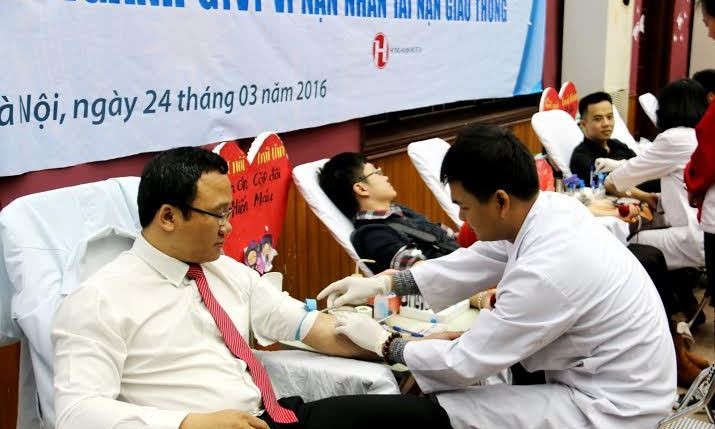 Phó Chủ tịch Uỷ ban ATGT Quốc gia Khuất Việt Hùng tình nguyện hiến máu tại buổi lễ.