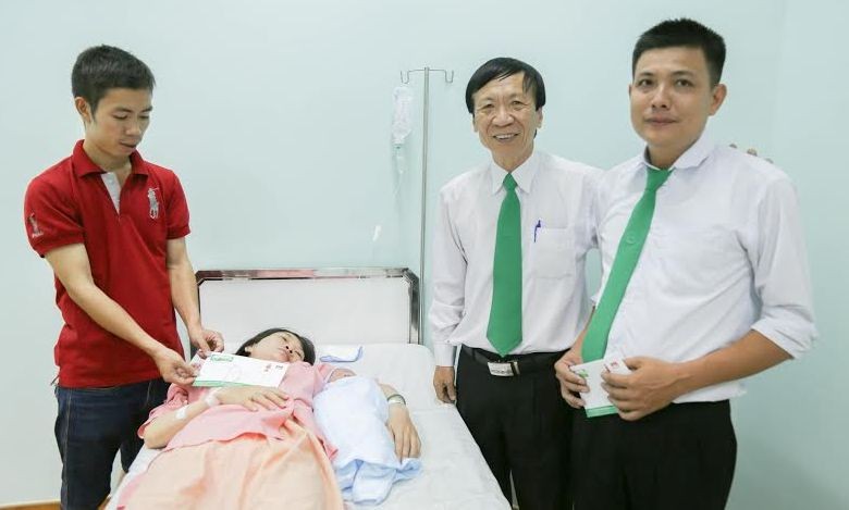 Lái xe taxi Trần Văn Minh Chiến (ngoài cùng bên phải) cùng lãnh đạo Mai Linh Taxi và gia đình sản phụ Nguyễn Thị Nguyện.