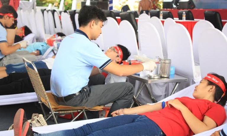 Các bạn sinh viên thuộc CLB Hành trình đỏ – TPHCM tham gia hiến máu tình nguyện.