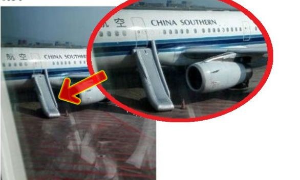 Cầu trượt khẩn cấp trên máy bay bung ra do người phụ nữ mở cửa thoát hiểm.