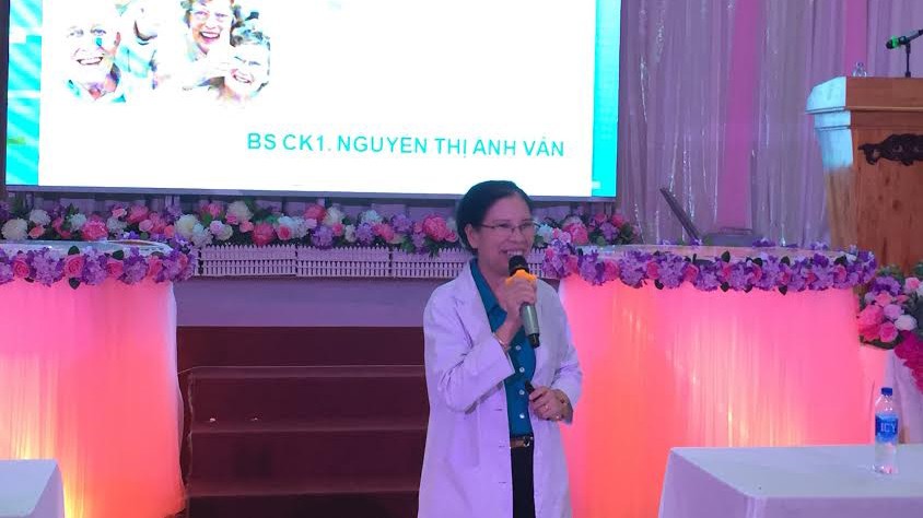 Bác sĩ Nguyễn Thị Ánh Vân trả lời câu hỏi của người tham dự