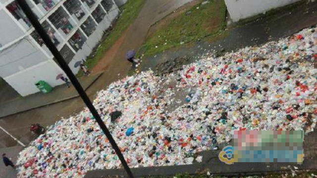 “Bãi rác” khổng lồ nằm ngay trong khuôn viên kí túc xá một trường đại học ở tỉnh Giang Tây (Trung Quốc). Mùi rác thải bốc lên nồng nặc nhưng không ai có ý định dọn.