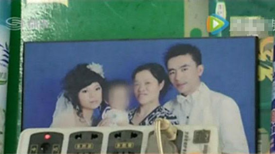 Bà mẹ (thứ hai từ phải sang) tự tử vì nghĩ rằng con trai bà (ngoài cùng bên phải) sẽ nhận được tiền bảo hiểm để chữa bệnh.