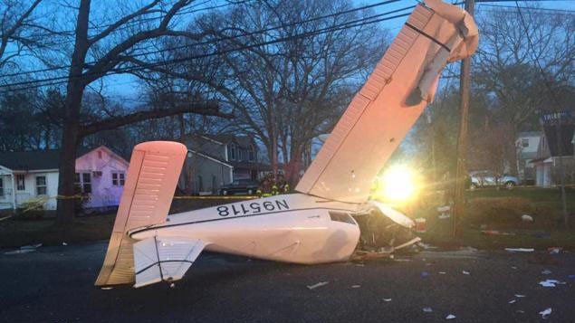 Máy bay rơi ở khu phố Bayport.