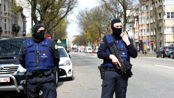 Cảnh sát Bỉ trong vụ đột kích ngôi nhà ở Avenue des Casernes hôm 9/4.