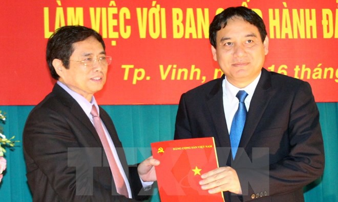 Ông Phạm Minh Chính (bên trái) trao quyết định của Bộ Chính trị phân công anh Nguyễn Đắc Vinh giữ chức Bí thư Tỉnh ủy Nghệ An. Ảnh: Tá Chuyên/TTXVN