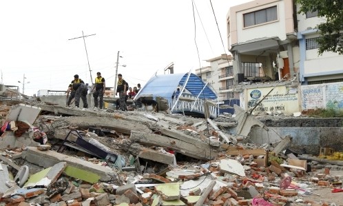 Nhà cửa đổ sập tại thành phố Manta, Ecuador sau trận động đất. Ảnh: Reuters