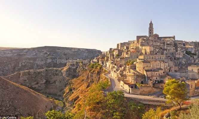 Sassi di Matera tọa lạc ở tỉnh Matera, Ý, là thành phố được xây dựng từ núi đá có niên đại từ ít nhất 9.000 năm trước. Hiện nay, cư dân vẫn sinh sống trong thành phố cổ này. 