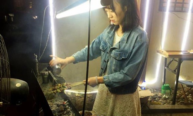 Cô gái xinh đẹp bán thịt xiên nướng trên vỉa hè đường phố Thanh Đảo bỗng chốc trở thành “hiện tượng mạng” ở Trung Quốc.