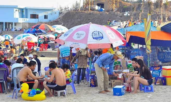 Du khách ăn uống tại quán trên bãi biển Vũng Tàu. Ảnh: Ngọc An 