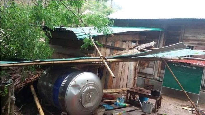 Mưa giông khiến hơn 30 nhà dân ở xã Mai Sơn tốc mái.
