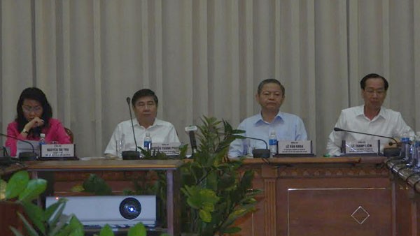 Chủ tịch UBND TPHCM Nguyễn Thành Phong và các phó chủ tịch chủ trì cuộc họp sáng 28/4.