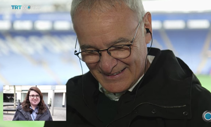 HLV Ranieri nở nụ cười hạnh phúc sau khi nhận món quà từ những CĐV.