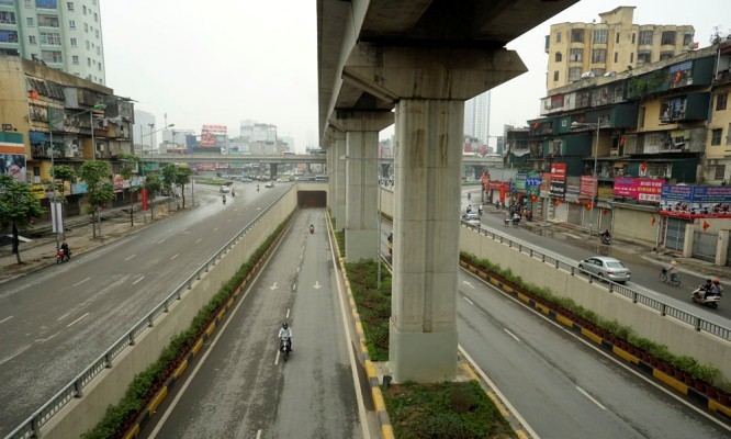Đường Nguyễn Trãi rất ít người đi lúc 7 giờ. Đây là trục đường quan trọng ở cửa ngõ phía Tây Hà Nội, thường xảy ra ùn tắc vào giờ cao điểm.
